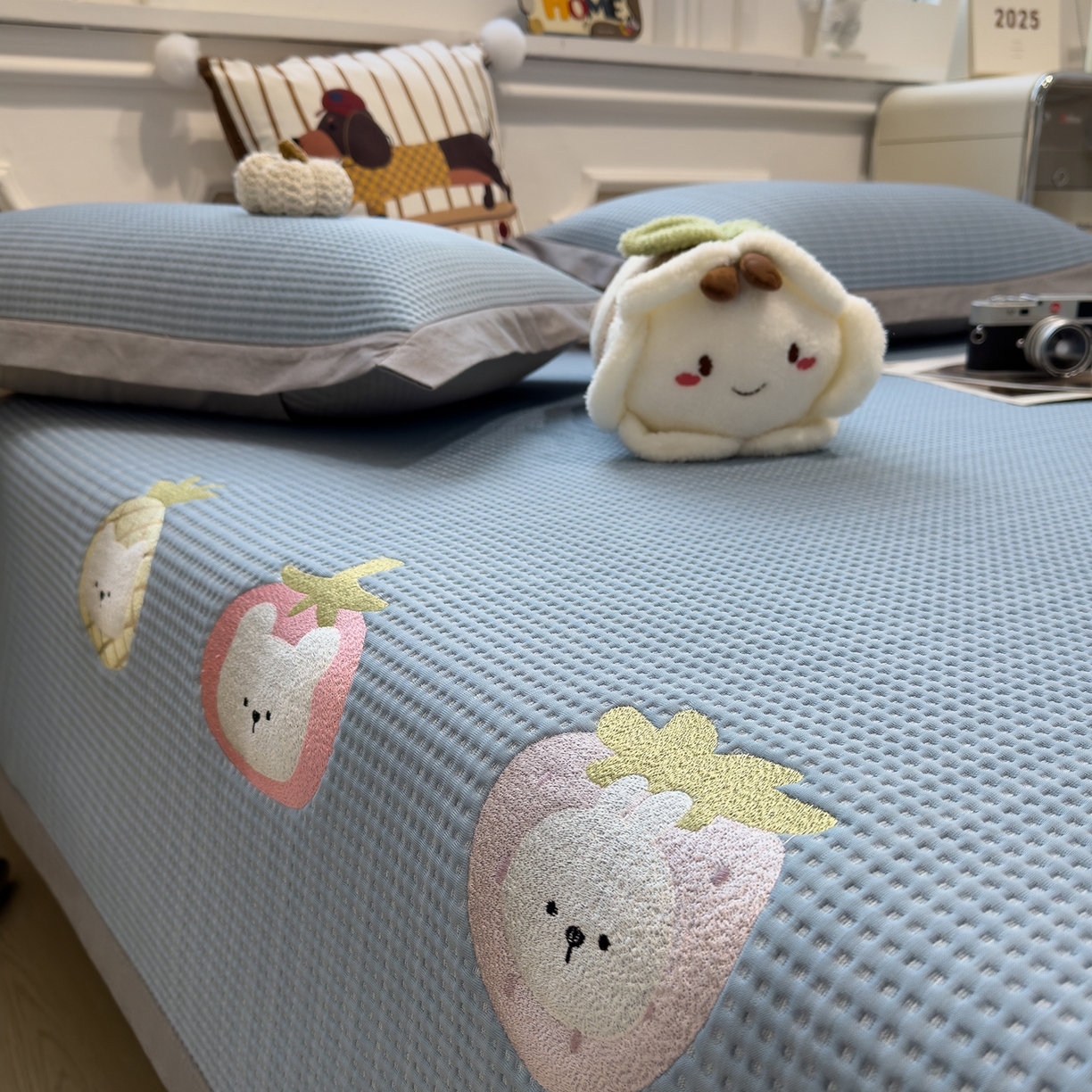 91家纺网 家纺一手货源 找家纺 几禾 2026新款华夫格刺绣款席子凉席 奶冻喵-蓝-床席款