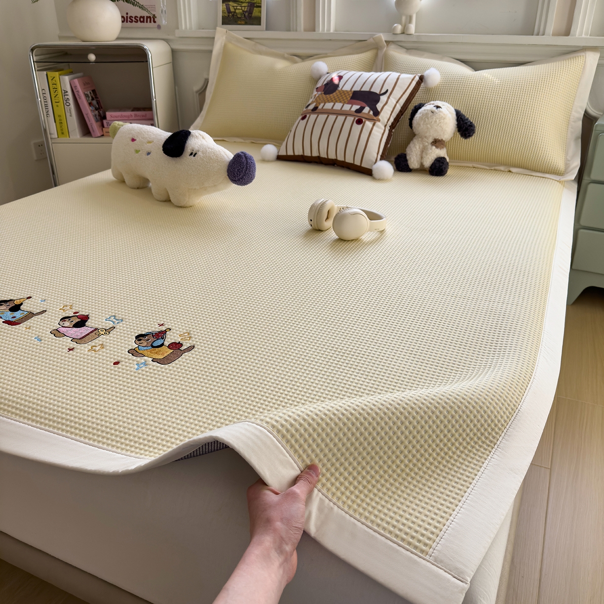 91家纺网 家纺一手货源 找家纺 几禾 2026新款华夫格刺绣款席子凉席 趣味腊肠狗-床席款