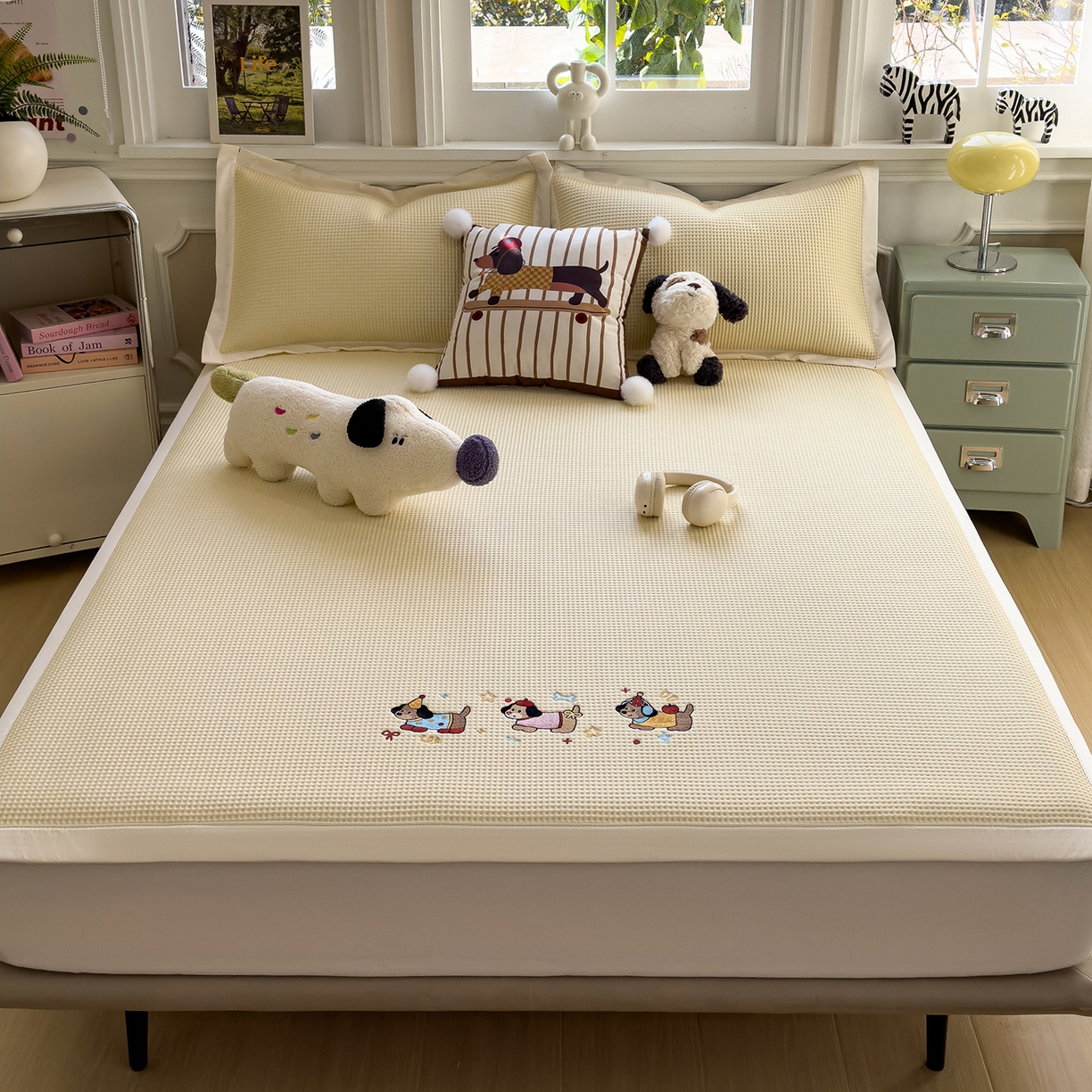 91家纺网 家纺一手货源 找家纺 几禾 2026新款华夫格刺绣款席子凉席 趣味腊肠狗-床席款