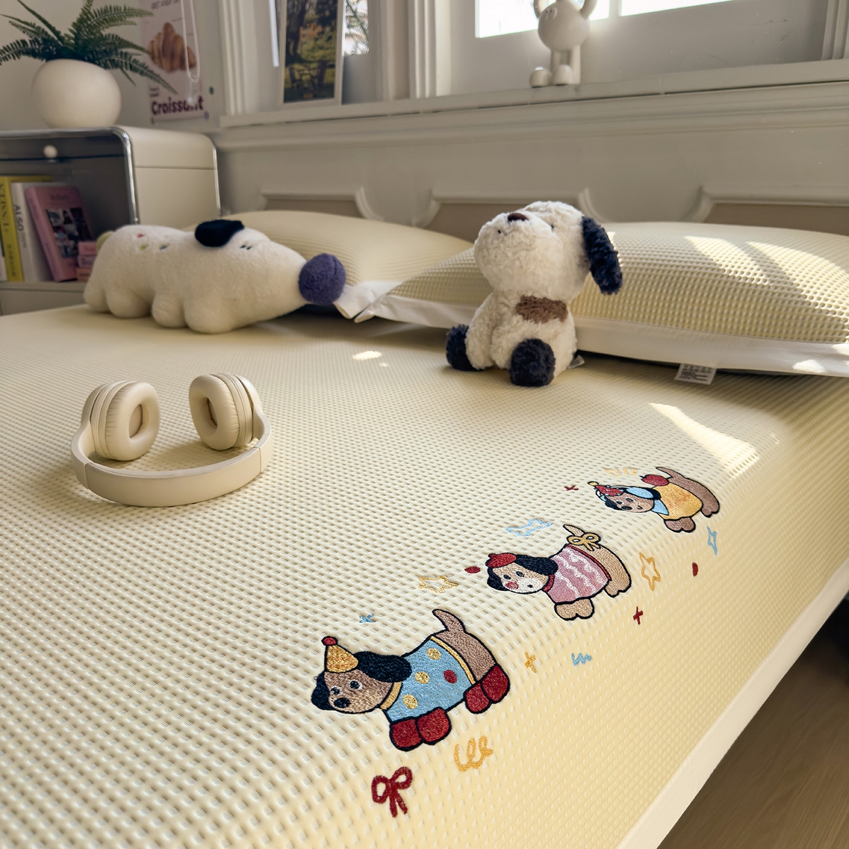 91家纺网 家纺一手货源 找家纺 几禾 2026新款华夫格刺绣款席子凉席 趣味腊肠狗-床席款