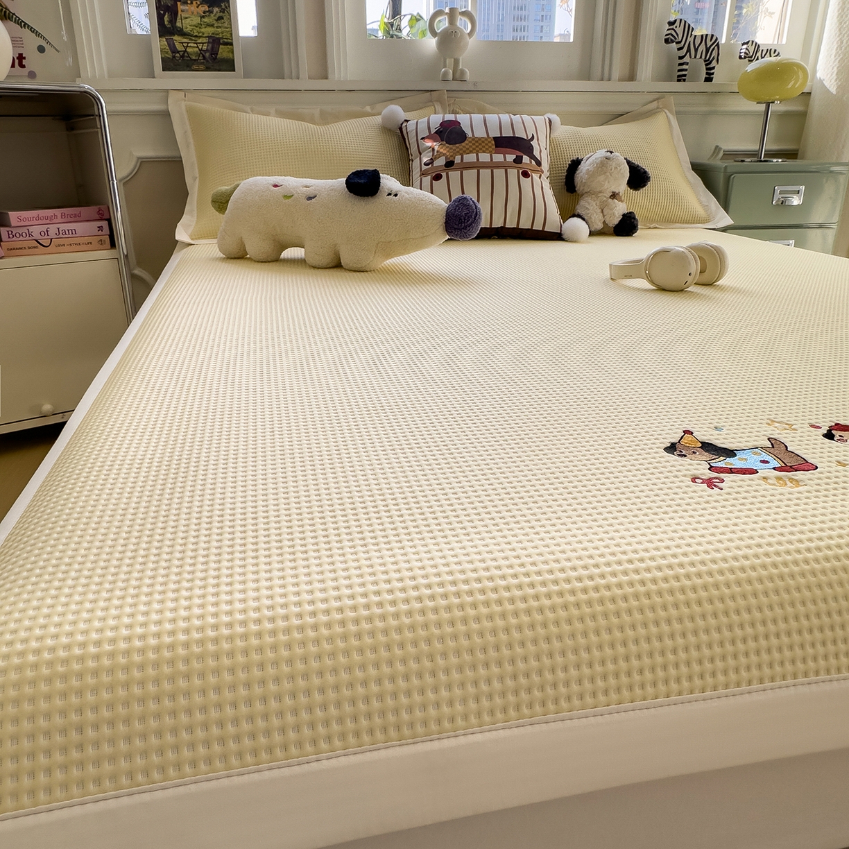 91家纺网 家纺一手货源 找家纺 几禾 2026新款华夫格刺绣款席子凉席 趣味腊肠狗-床席款