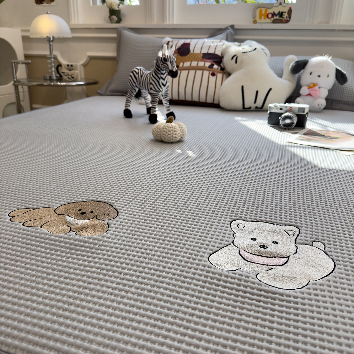 91家纺网 家纺一手货源 找家纺 几禾 2026新款华夫格刺绣款席子凉席 躺躺岛-灰-床席款