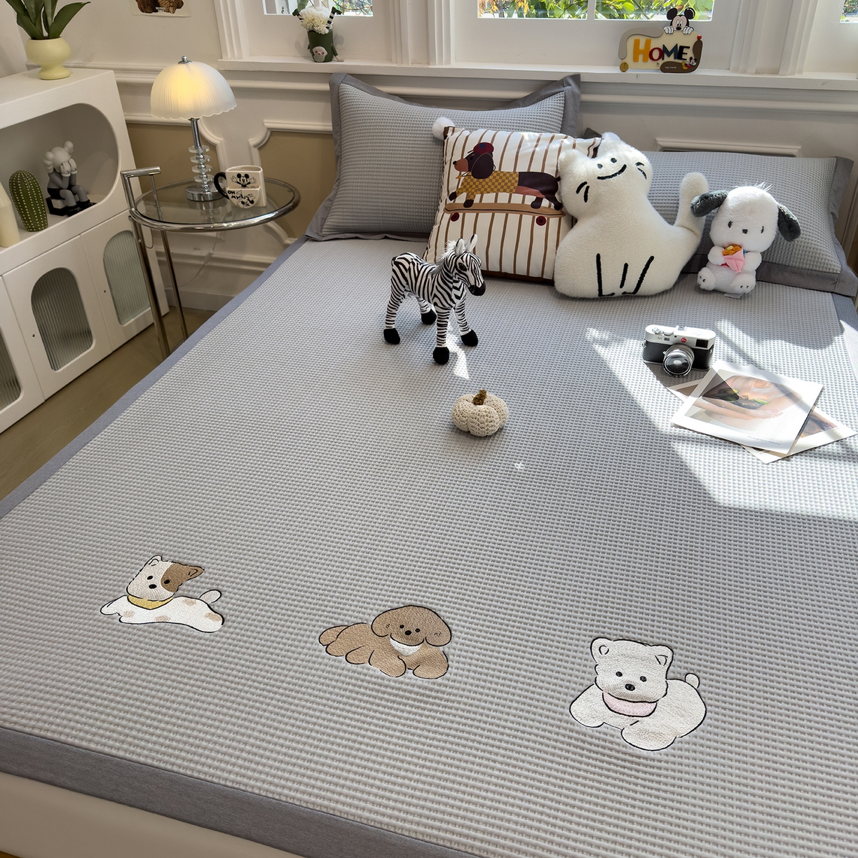 91家纺网 家纺一手货源 找家纺 几禾 2026新款华夫格刺绣款席子凉席 躺躺岛-灰-床席款