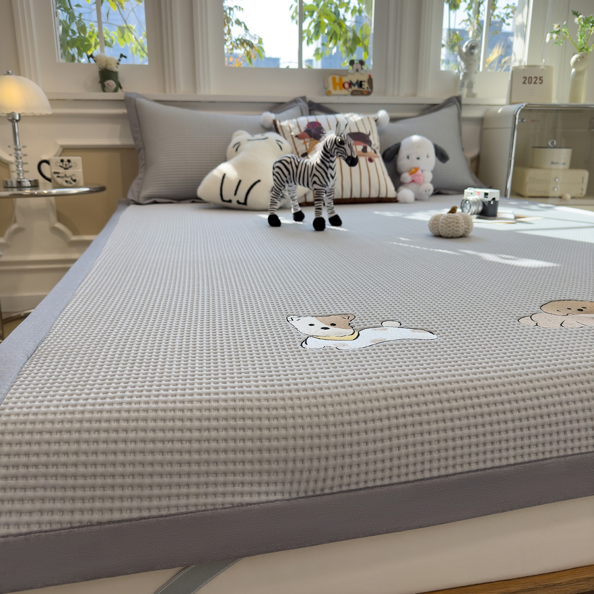 91家纺网 家纺一手货源 找家纺 几禾 2026新款华夫格刺绣款席子凉席 躺躺岛-灰-床席款