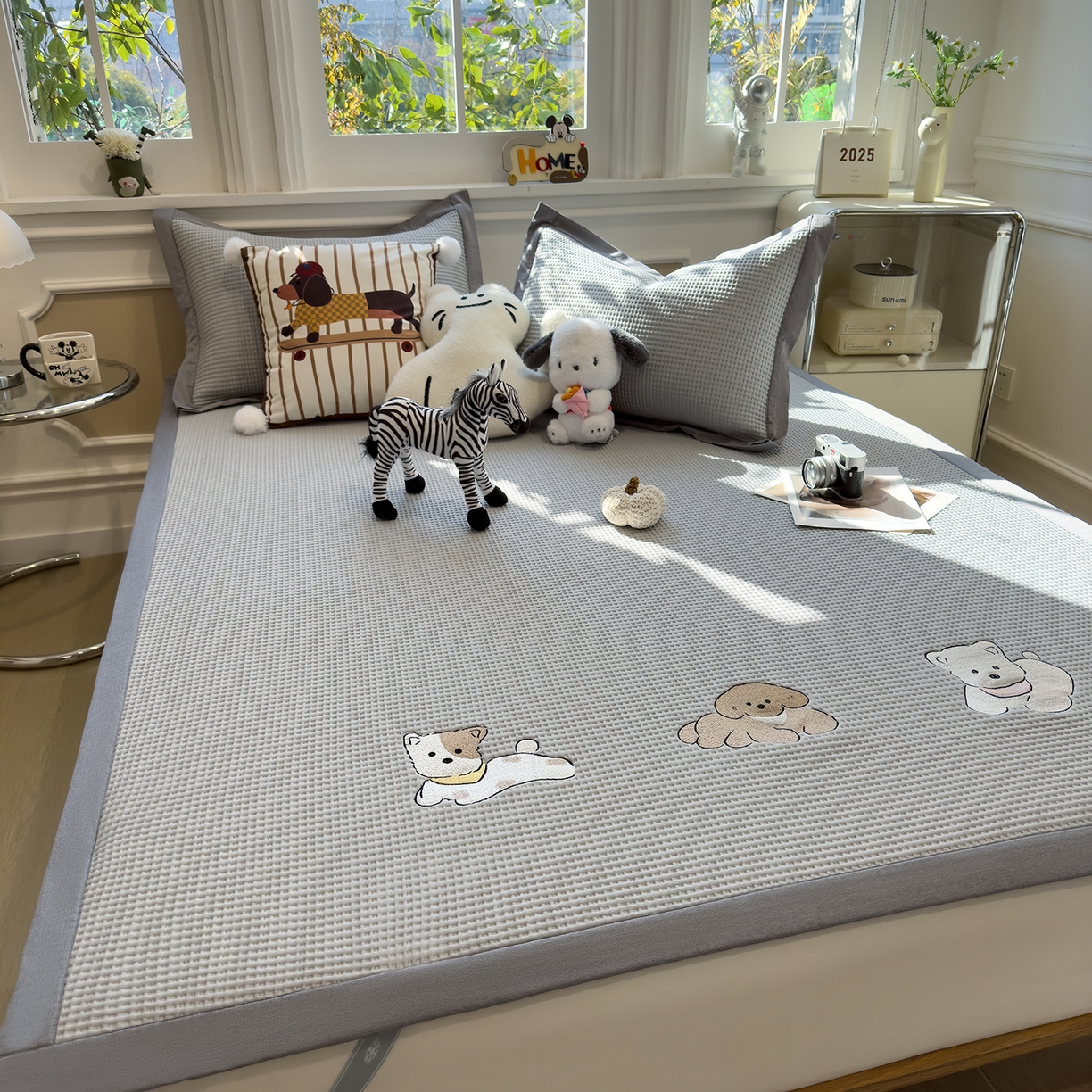 91家纺网 家纺一手货源 找家纺 几禾 2026新款华夫格刺绣款席子凉席 躺躺岛-灰-床席款