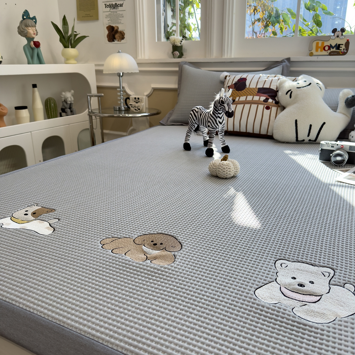 91家纺网 家纺一手货源 找家纺 几禾 2026新款华夫格刺绣款席子凉席 躺躺岛-灰-床席款