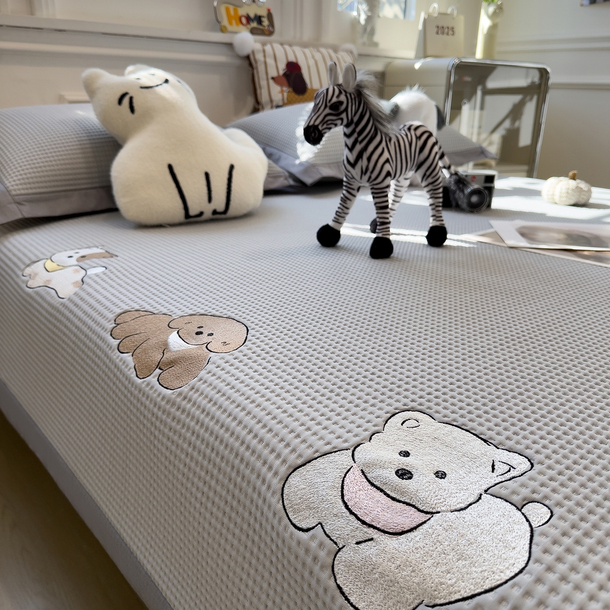 91家纺网 家纺一手货源 找家纺 几禾 2026新款华夫格刺绣款席子凉席 躺躺岛-灰-床席款