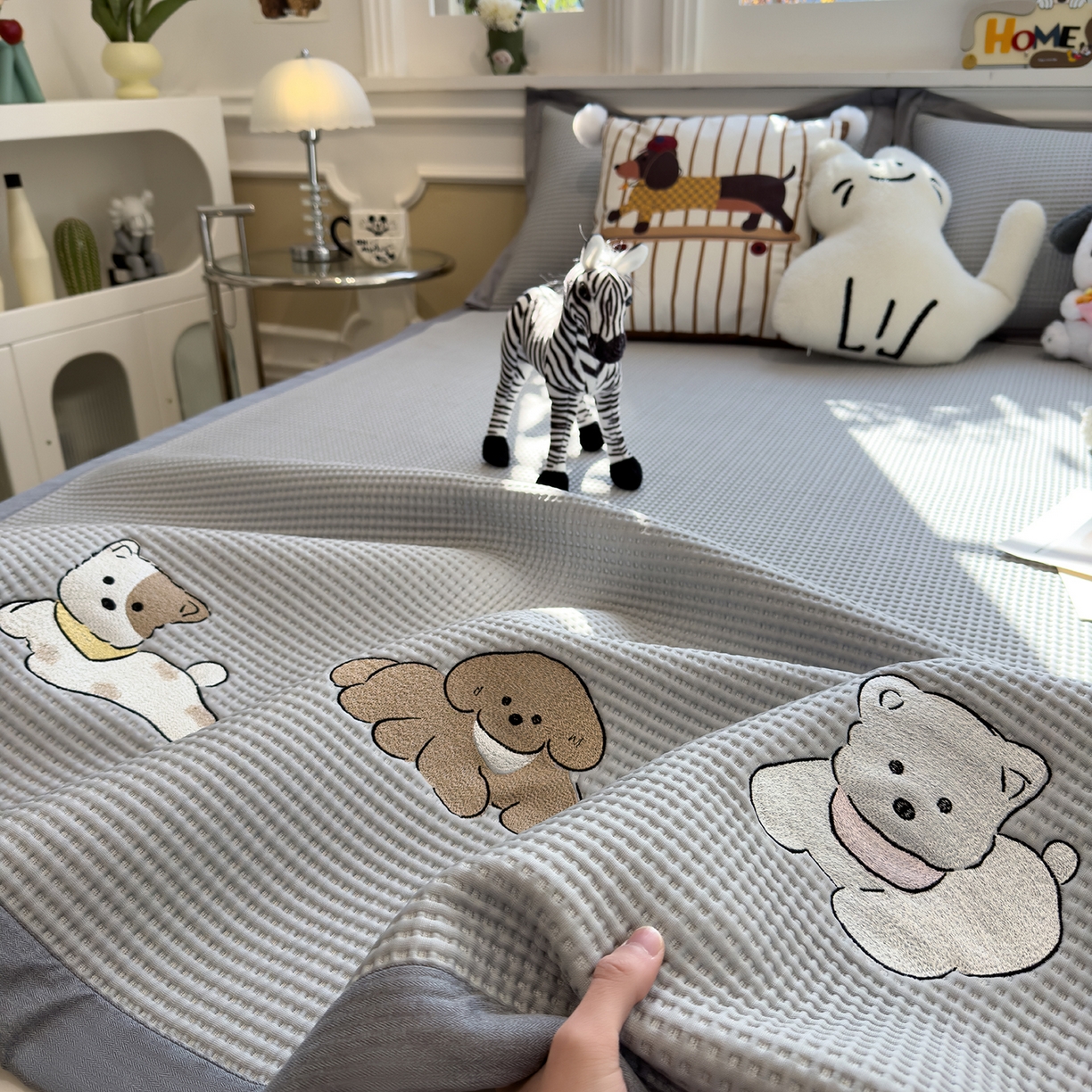 91家纺网 家纺一手货源 找家纺 几禾 2026新款华夫格刺绣款席子凉席 躺躺岛-灰-床席款