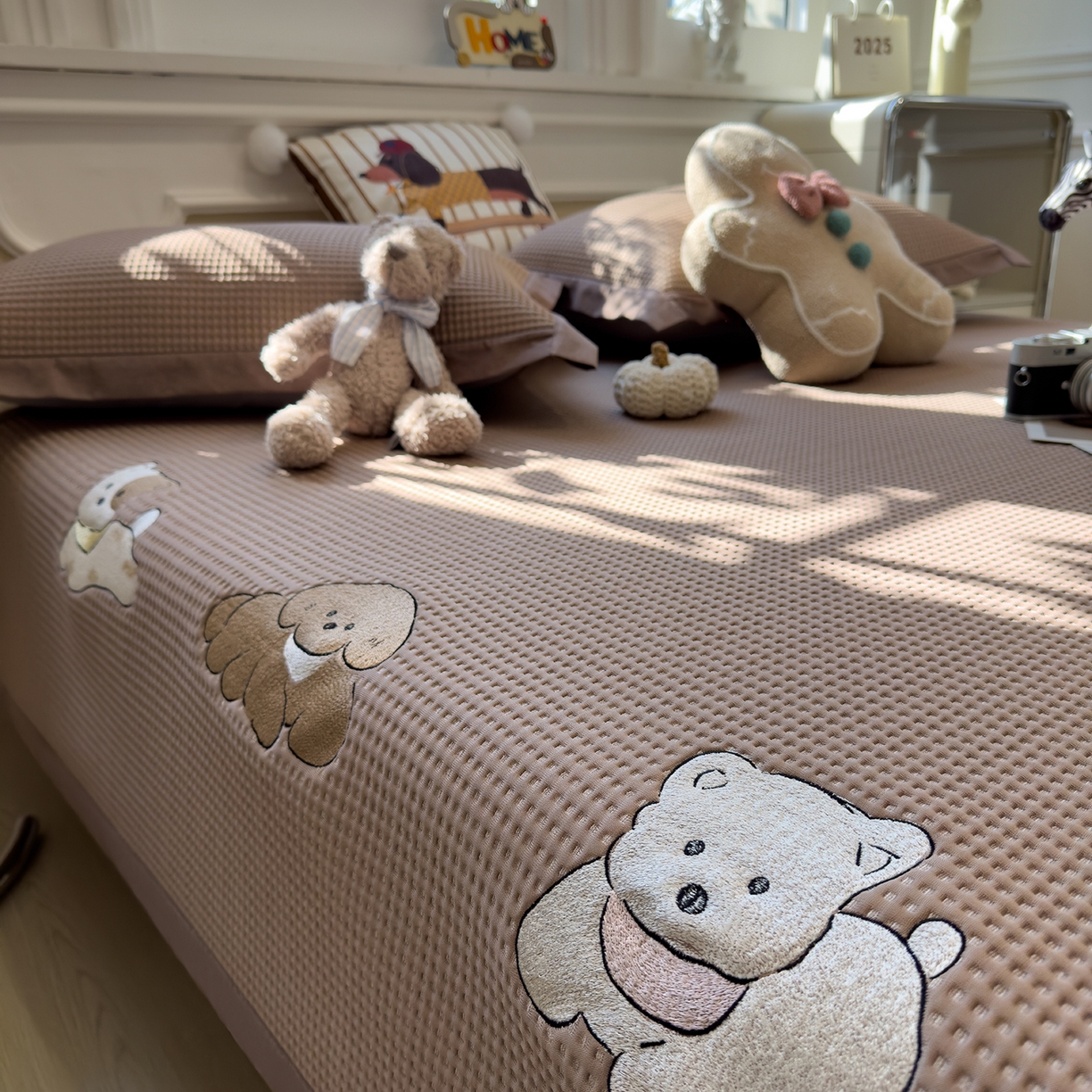 91家纺网 家纺一手货源 找家纺 几禾 2026新款华夫格刺绣款席子凉席 躺躺岛-咖啡棕-床席款