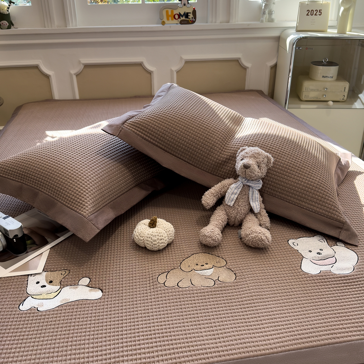 91家纺网 家纺一手货源 找家纺 几禾 2026新款华夫格刺绣款席子凉席 躺躺岛-咖啡棕-床席款