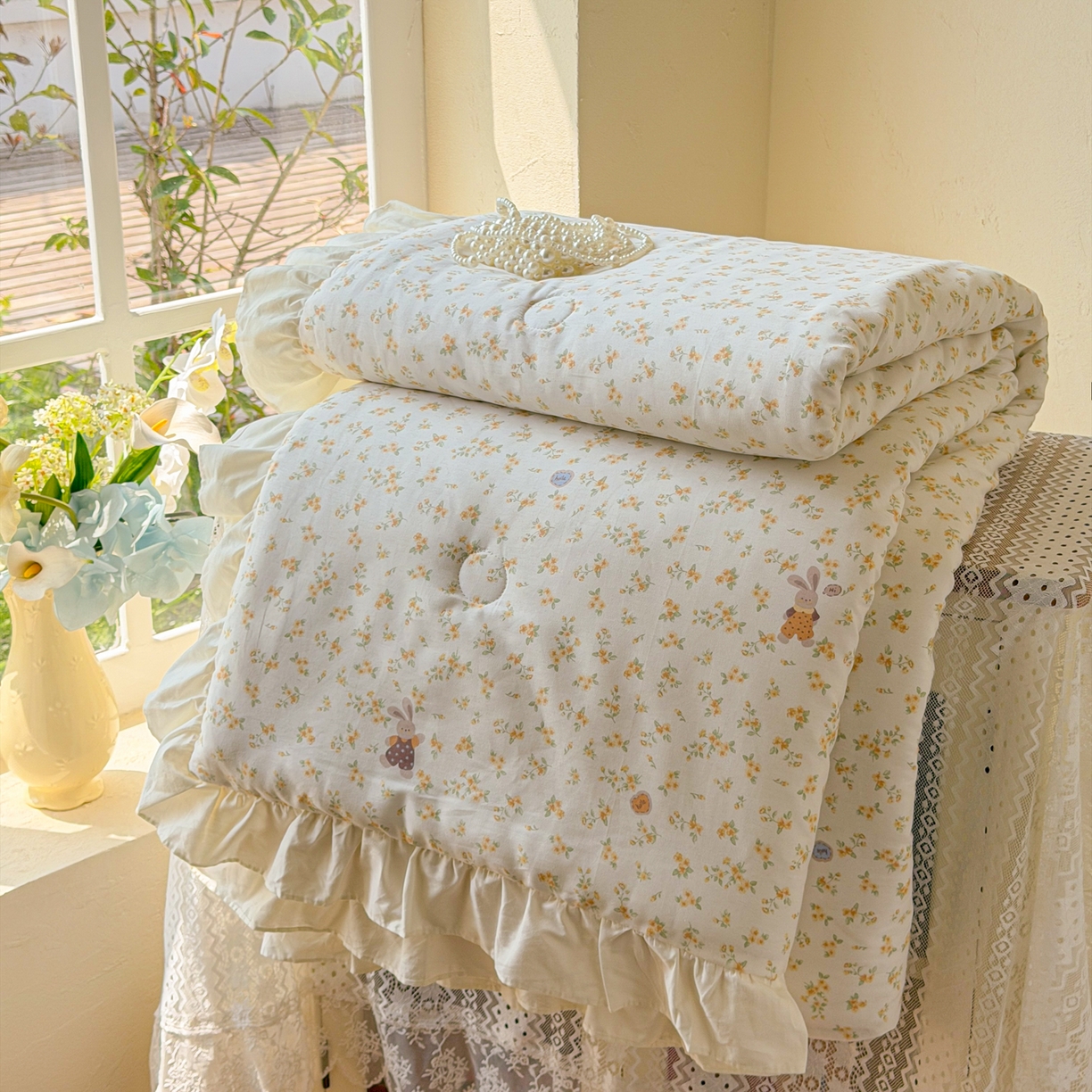 简宜家居（朝初家纺） 2026新款全棉花边夏被全棉床盖夏被四件套 暖菊花兔
