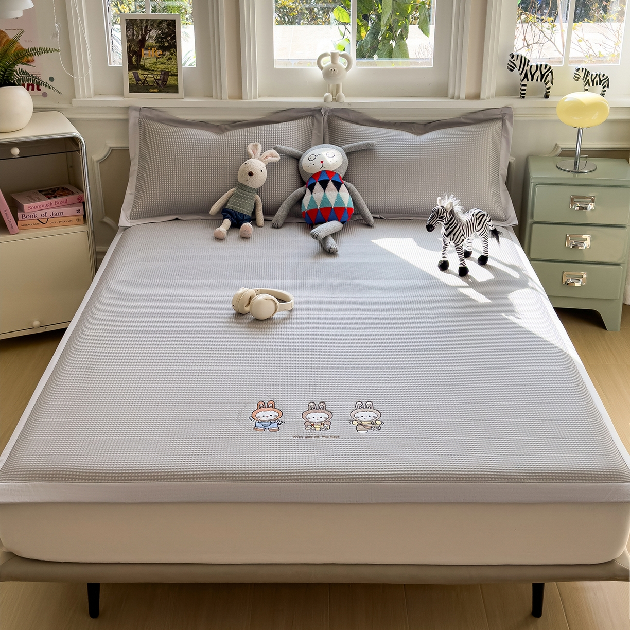 91家纺网 家纺一手货源 找家纺 几禾 2026新款华夫格刺绣款席子凉席 兔免星人-床席款