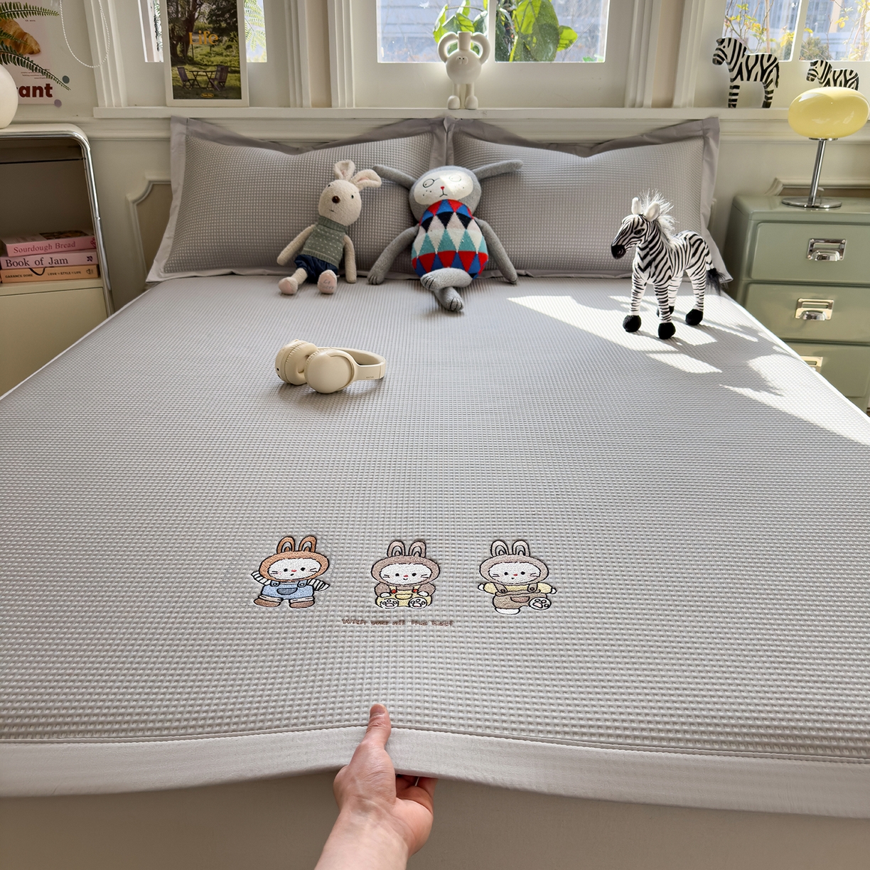 91家纺网 家纺一手货源 找家纺 几禾 2026新款华夫格刺绣款席子凉席 兔免星人-床席款