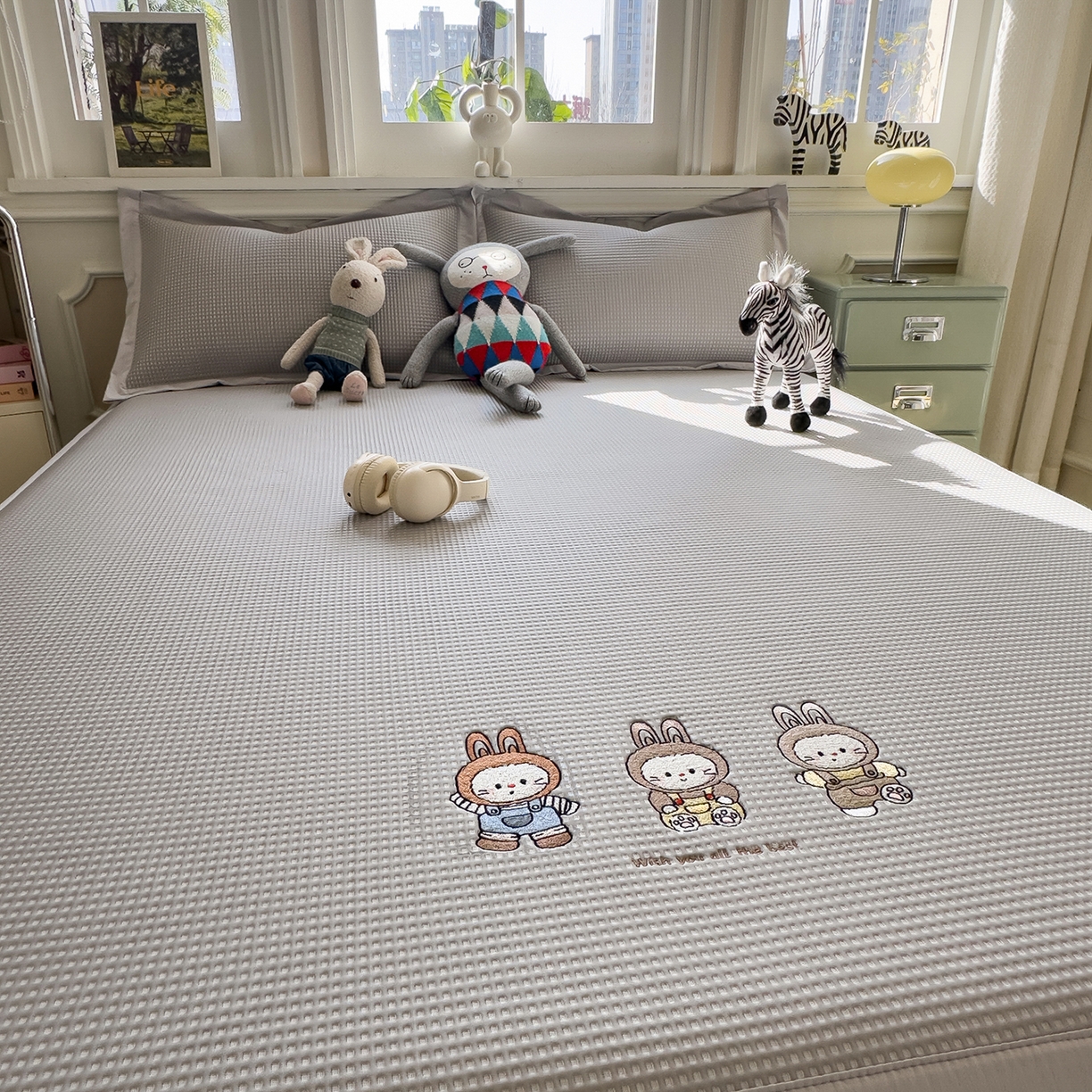 91家纺网 家纺一手货源 找家纺 几禾 2026新款华夫格刺绣款席子凉席 兔免星人-床席款