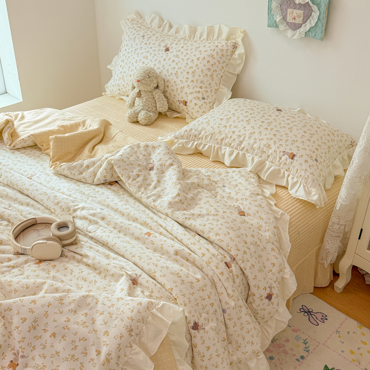 91家纺网 家纺一手货源 找家纺 简宜家居（朝初家纺） 2026新款全棉花边夏被全棉床盖夏被四件套 暖菊花兔