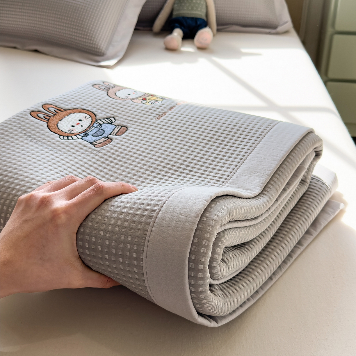 91家纺网 家纺一手货源 找家纺 几禾 2026新款华夫格刺绣款席子凉席 兔免星人-床席款