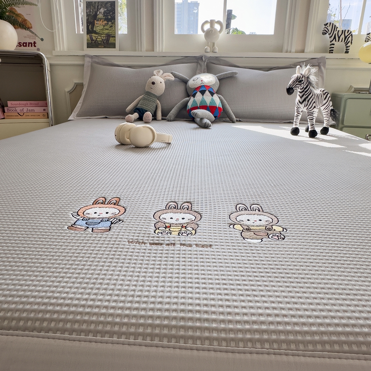 91家纺网 家纺一手货源 找家纺 几禾 2026新款华夫格刺绣款席子凉席 兔免星人-床席款