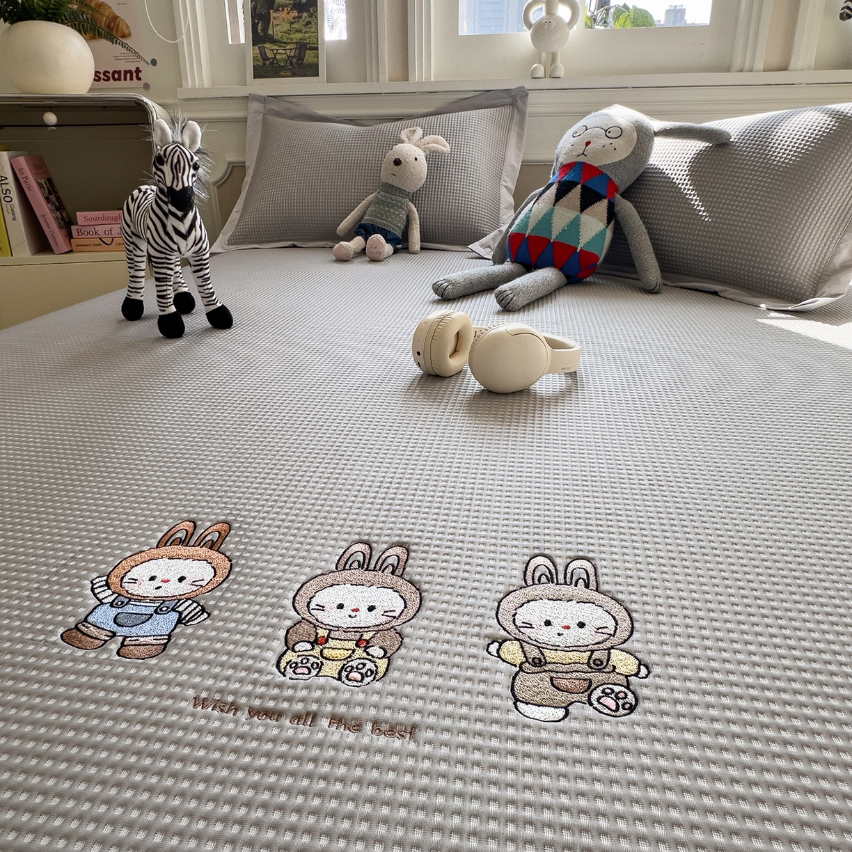 91家纺网 家纺一手货源 找家纺 几禾 2026新款华夫格刺绣款席子凉席 兔免星人-床席款