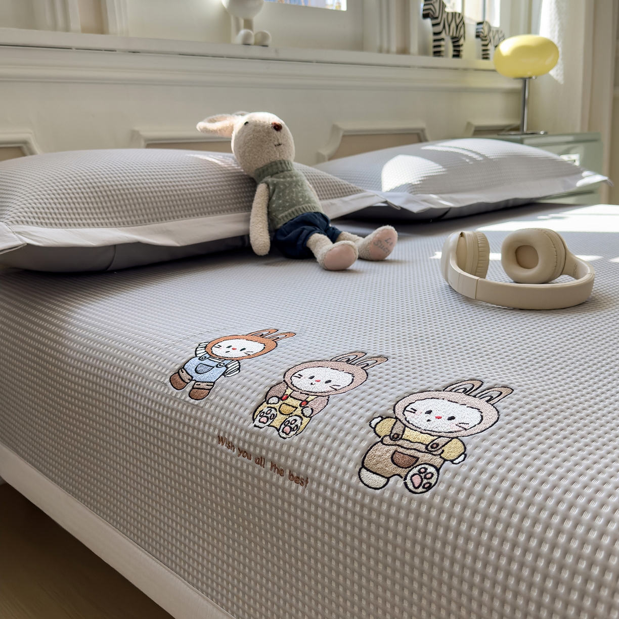 91家纺网 家纺一手货源 找家纺 几禾 2026新款华夫格刺绣款席子凉席 兔免星人-床席款