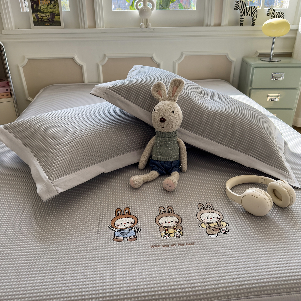 91家纺网 家纺一手货源 找家纺 几禾 2026新款华夫格刺绣款席子凉席 兔免星人-床席款