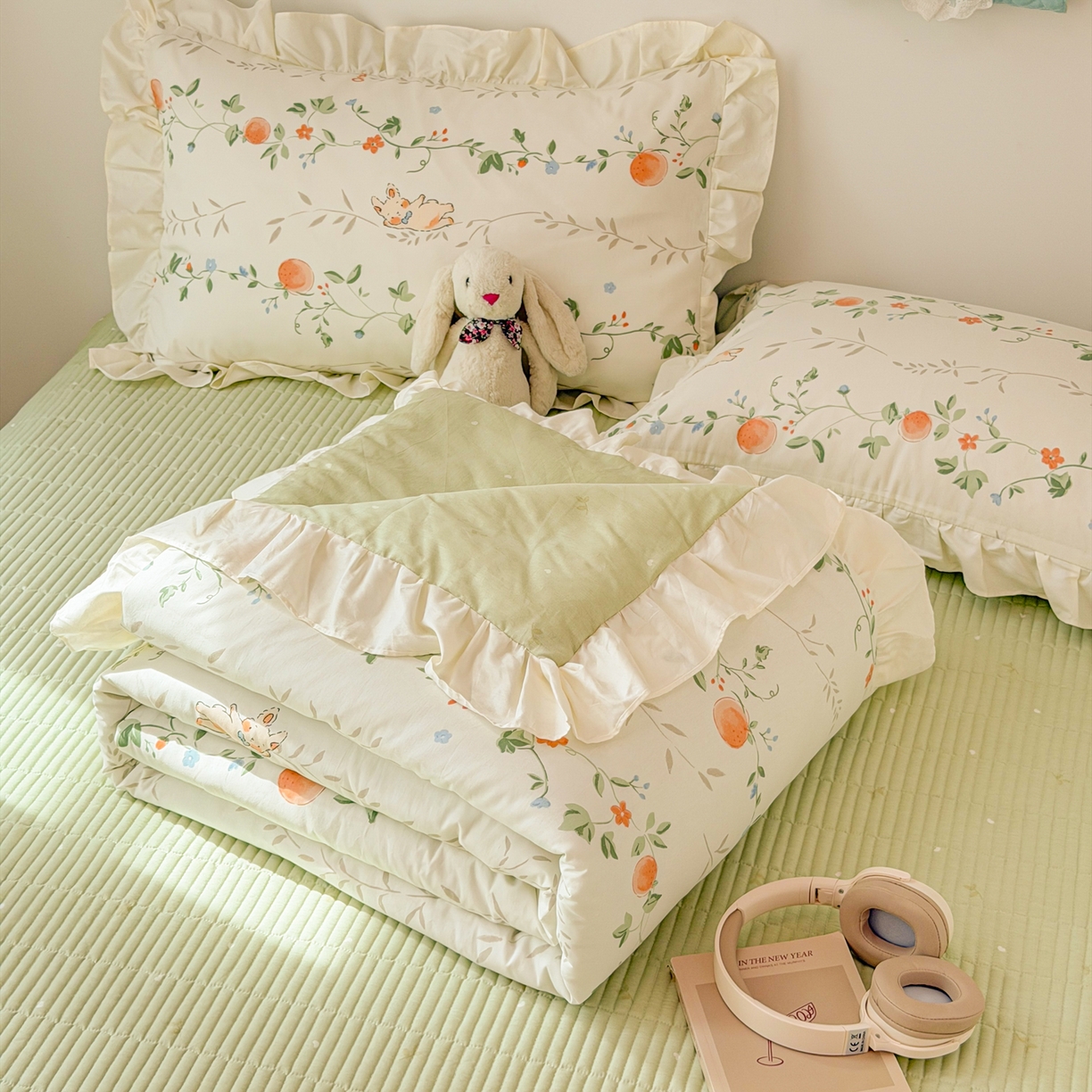 91家纺网 家纺一手货源 找家纺 简宜家居（朝初家纺） 2026新款全棉花边夏被全棉床盖夏被四件套 牵藤兔