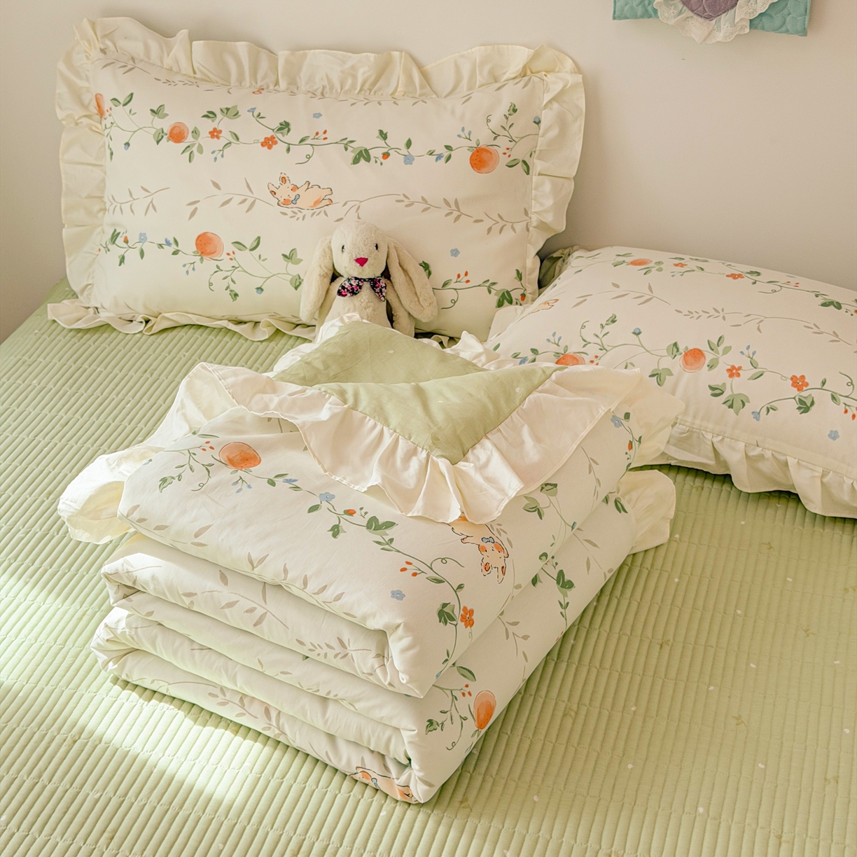 91家纺网 家纺一手货源 找家纺 简宜家居（朝初家纺） 2026新款全棉花边夏被全棉床盖夏被四件套 牵藤兔