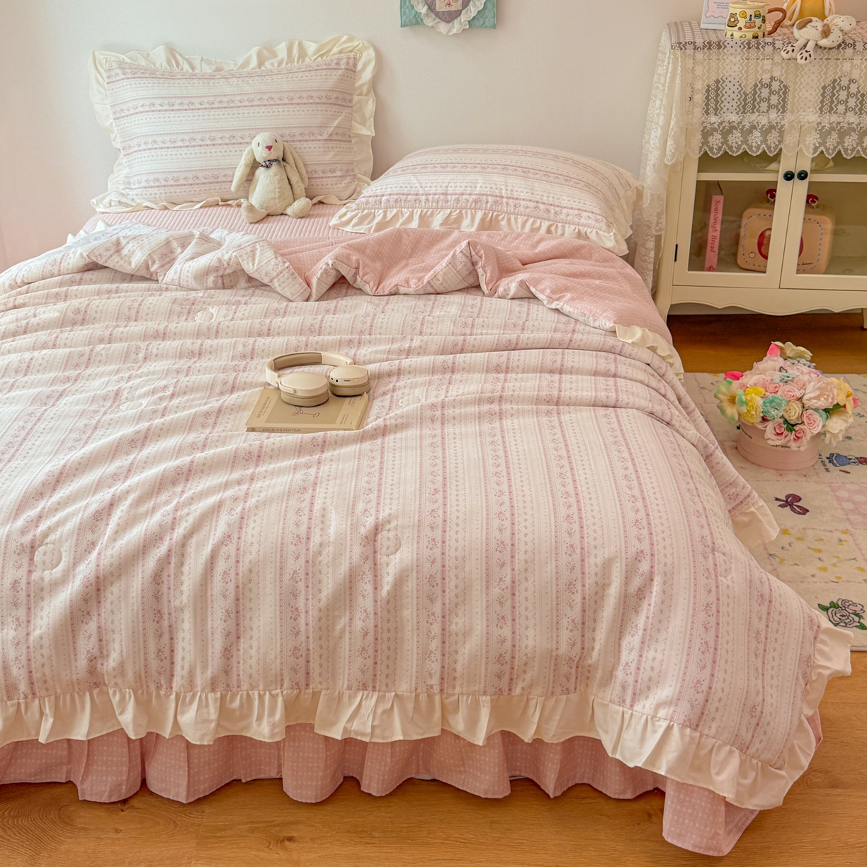 91家纺网 家纺一手货源 找家纺 简宜家居（朝初家纺） 2026新款全棉花边夏被全棉床盖夏被四件套 素条花-粉