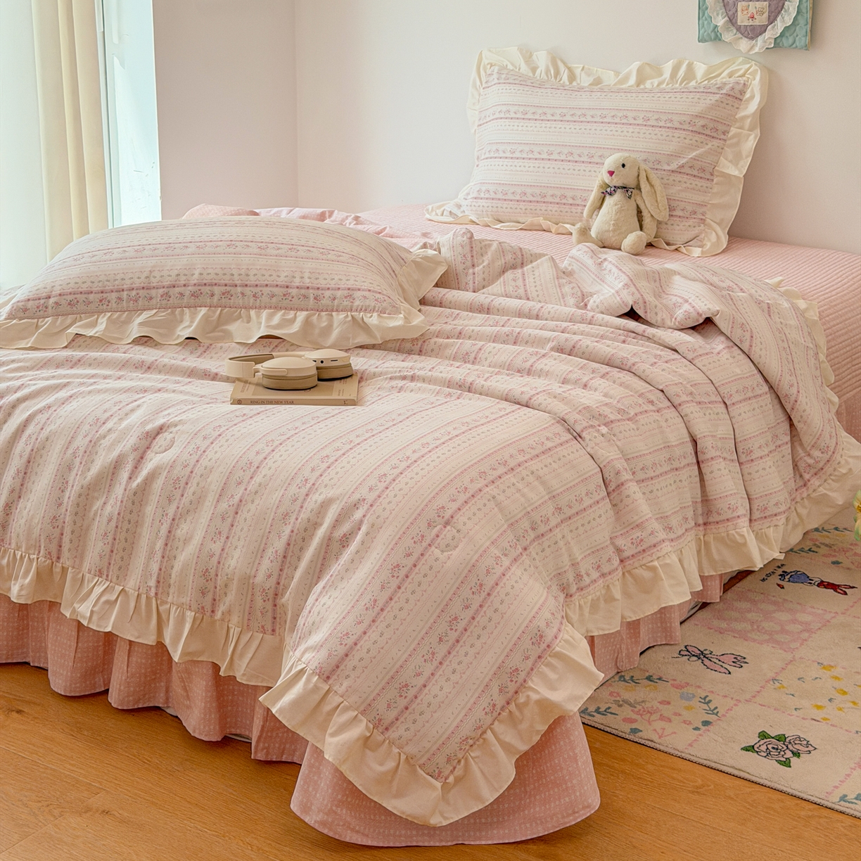 91家纺网 家纺一手货源 找家纺 简宜家居（朝初家纺） 2026新款全棉花边夏被全棉床盖夏被四件套 素条花-粉