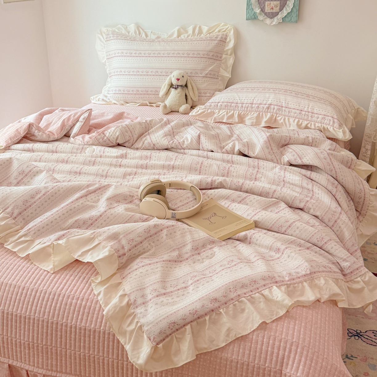 91家纺网 家纺一手货源 找家纺 简宜家居（朝初家纺） 2026新款全棉花边夏被全棉床盖夏被四件套 素条花-粉
