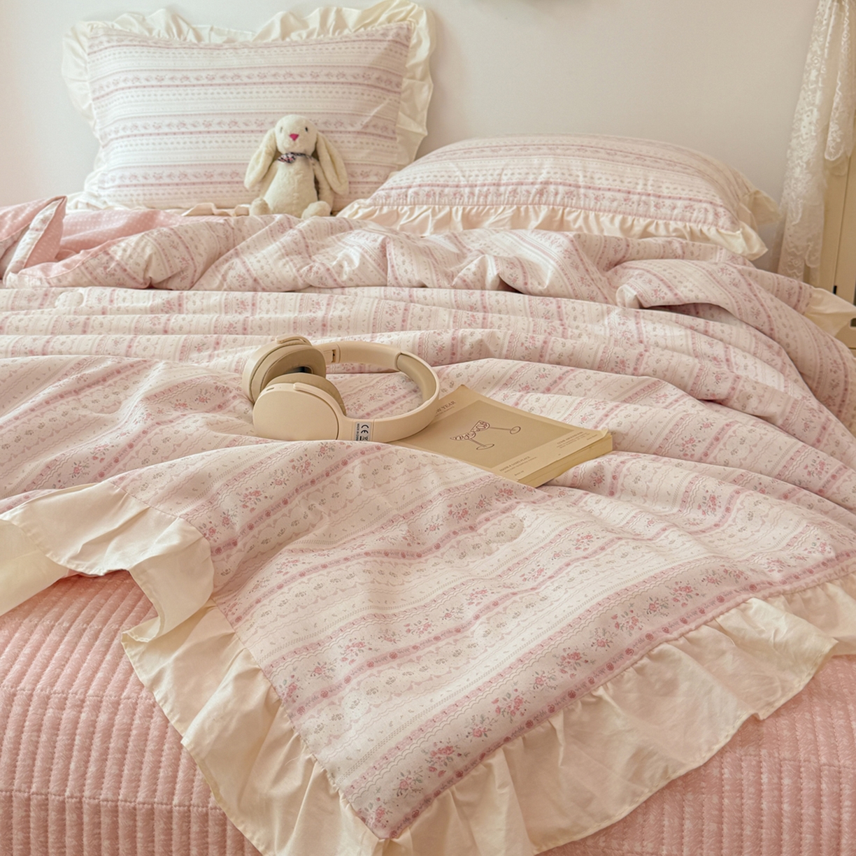 91家纺网 家纺一手货源 找家纺 简宜家居（朝初家纺） 2026新款全棉花边夏被全棉床盖夏被四件套 素条花-粉