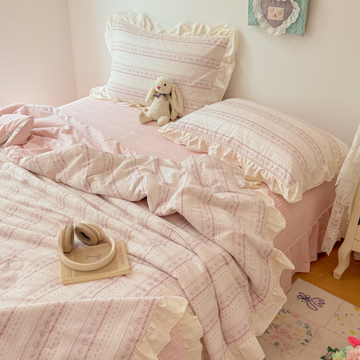 91家纺网 家纺一手货源 找家纺 简宜家居（朝初家纺） 2026新款全棉花边夏被全棉床盖夏被四件套 素条花-粉