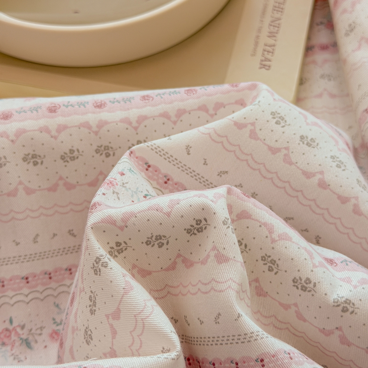 91家纺网 家纺一手货源 找家纺 简宜家居（朝初家纺） 2026新款全棉花边夏被全棉床盖夏被四件套 素条花-粉