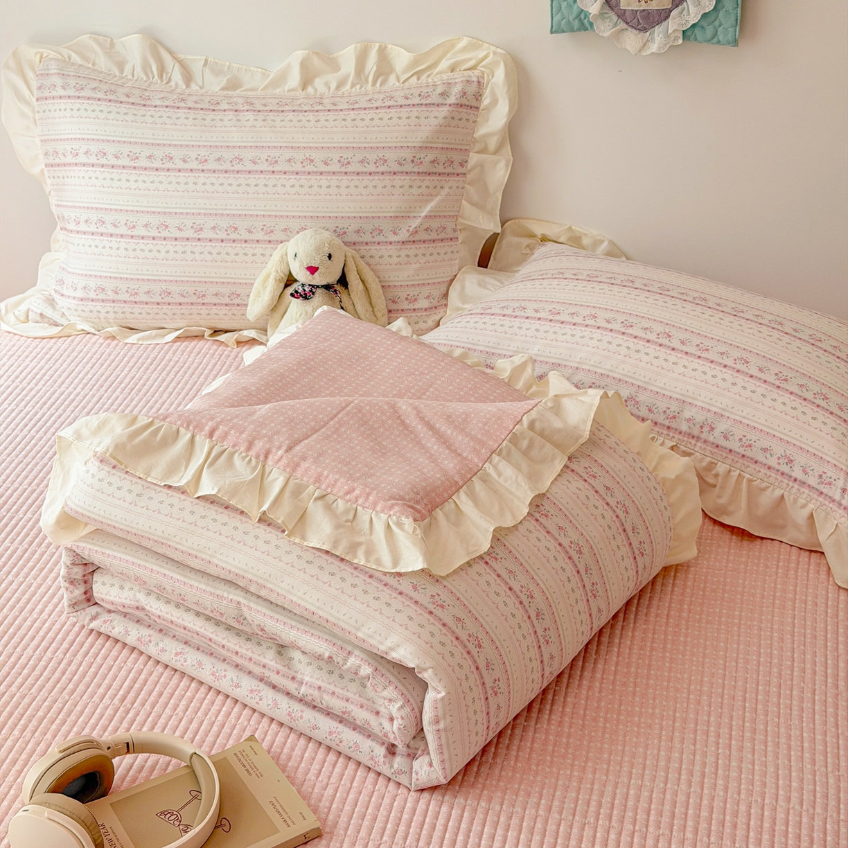 91家纺网 家纺一手货源 找家纺 简宜家居（朝初家纺） 2026新款全棉花边夏被全棉床盖夏被四件套 素条花-粉