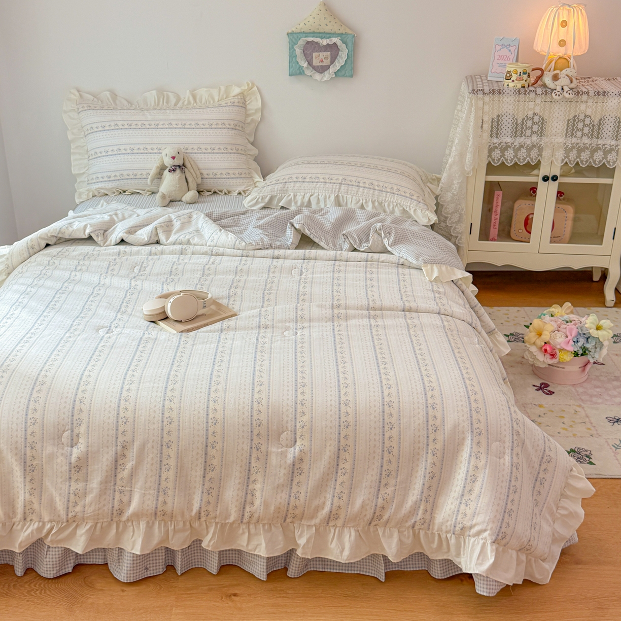 91家纺网 家纺一手货源 找家纺 简宜家居（朝初家纺） 2026新款全棉花边夏被全棉床盖夏被四件套 素条花-蓝