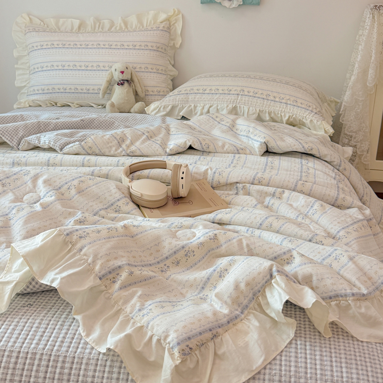 91家纺网 家纺一手货源 找家纺 简宜家居（朝初家纺） 2026新款全棉花边夏被全棉床盖夏被四件套 素条花-蓝