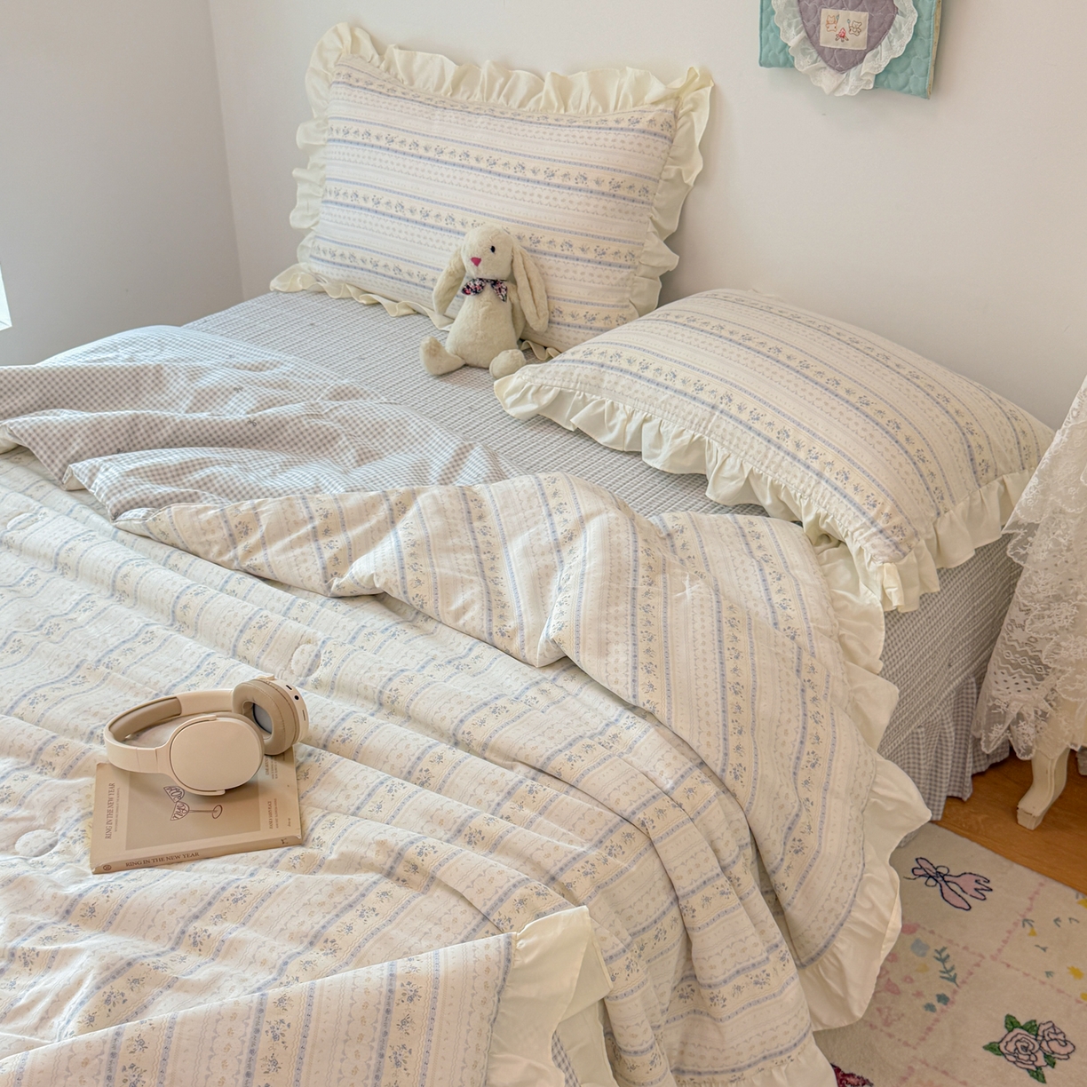 91家纺网 家纺一手货源 找家纺 简宜家居（朝初家纺） 2026新款全棉花边夏被全棉床盖夏被四件套 素条花-蓝