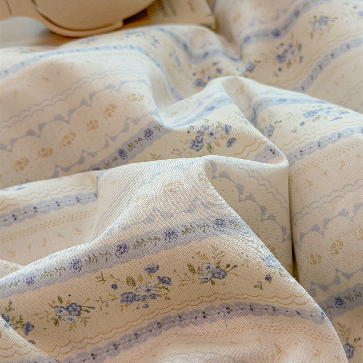 91家纺网 家纺一手货源 找家纺 简宜家居（朝初家纺） 2026新款全棉花边夏被全棉床盖夏被四件套 素条花-蓝