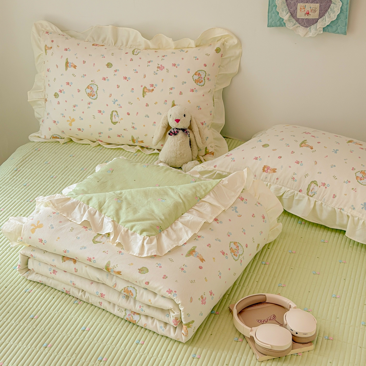 91家纺网 家纺一手货源 找家纺 简宜家居（朝初家纺） 2026新款全棉花边夏被全棉床盖夏被四件套 兔与花笺