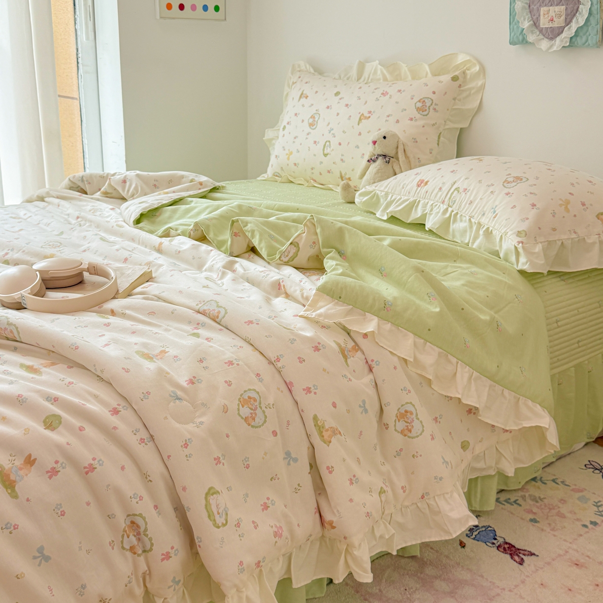 91家纺网 家纺一手货源 找家纺 简宜家居（朝初家纺） 2026新款全棉花边夏被全棉床盖夏被四件套 兔与花笺