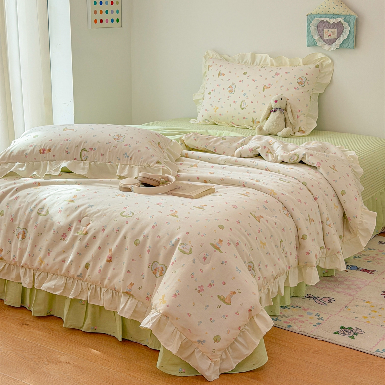 91家纺网 家纺一手货源 找家纺 简宜家居（朝初家纺） 2026新款全棉花边夏被全棉床盖夏被四件套 兔与花笺