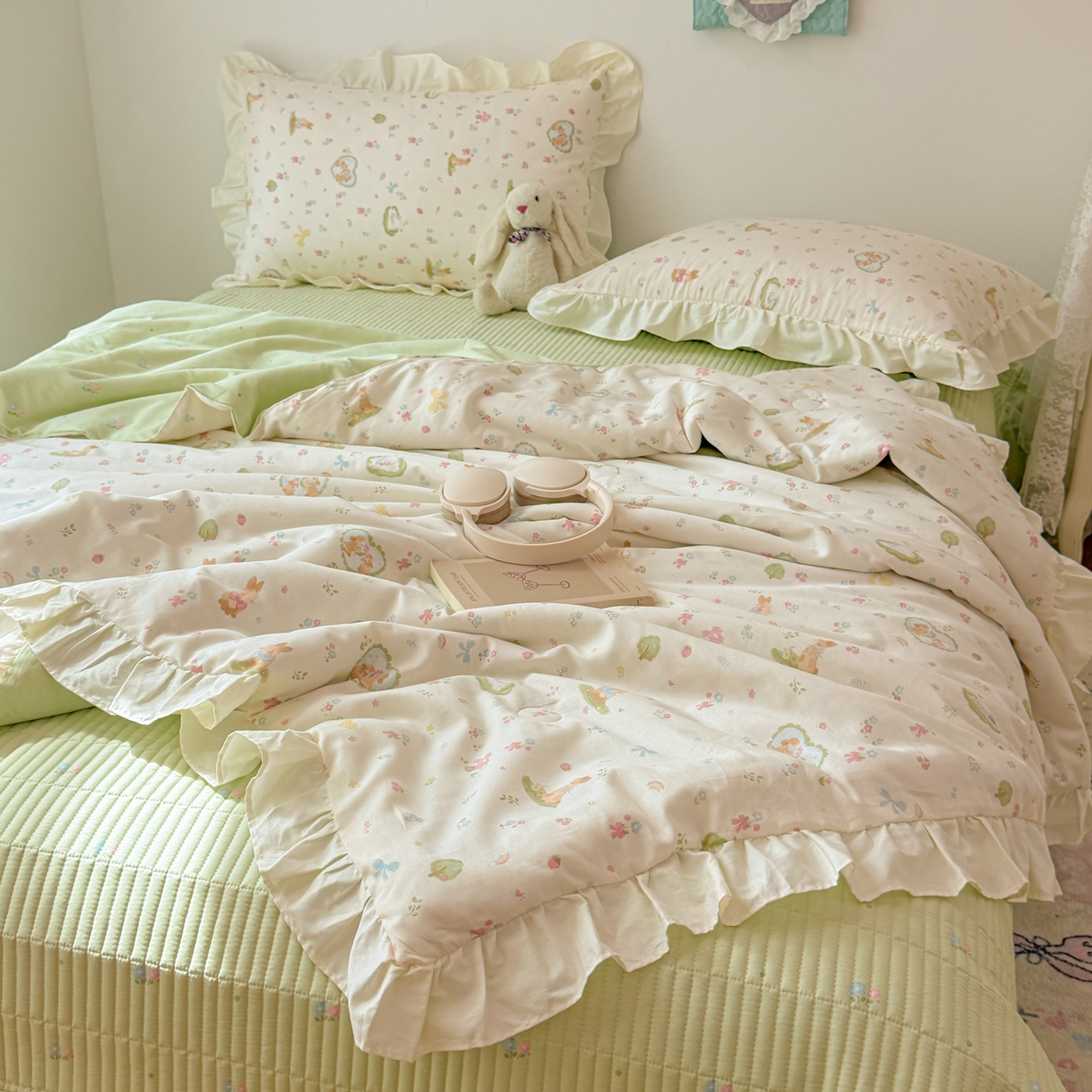 91家纺网 家纺一手货源 找家纺 简宜家居（朝初家纺） 2026新款全棉花边夏被全棉床盖夏被四件套 兔与花笺