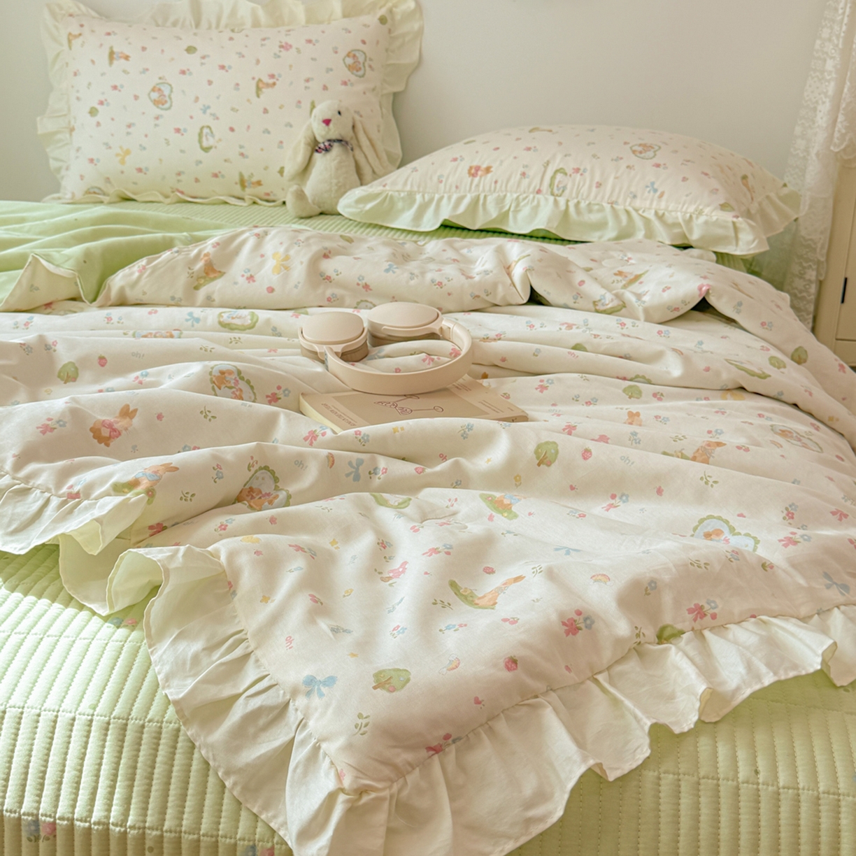 91家纺网 家纺一手货源 找家纺 简宜家居（朝初家纺） 2026新款全棉花边夏被全棉床盖夏被四件套 兔与花笺