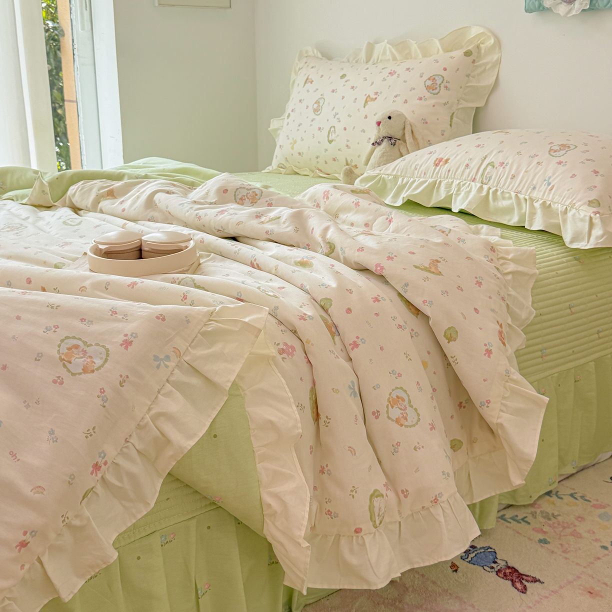 91家纺网 家纺一手货源 找家纺 简宜家居（朝初家纺） 2026新款全棉花边夏被全棉床盖夏被四件套 兔与花笺