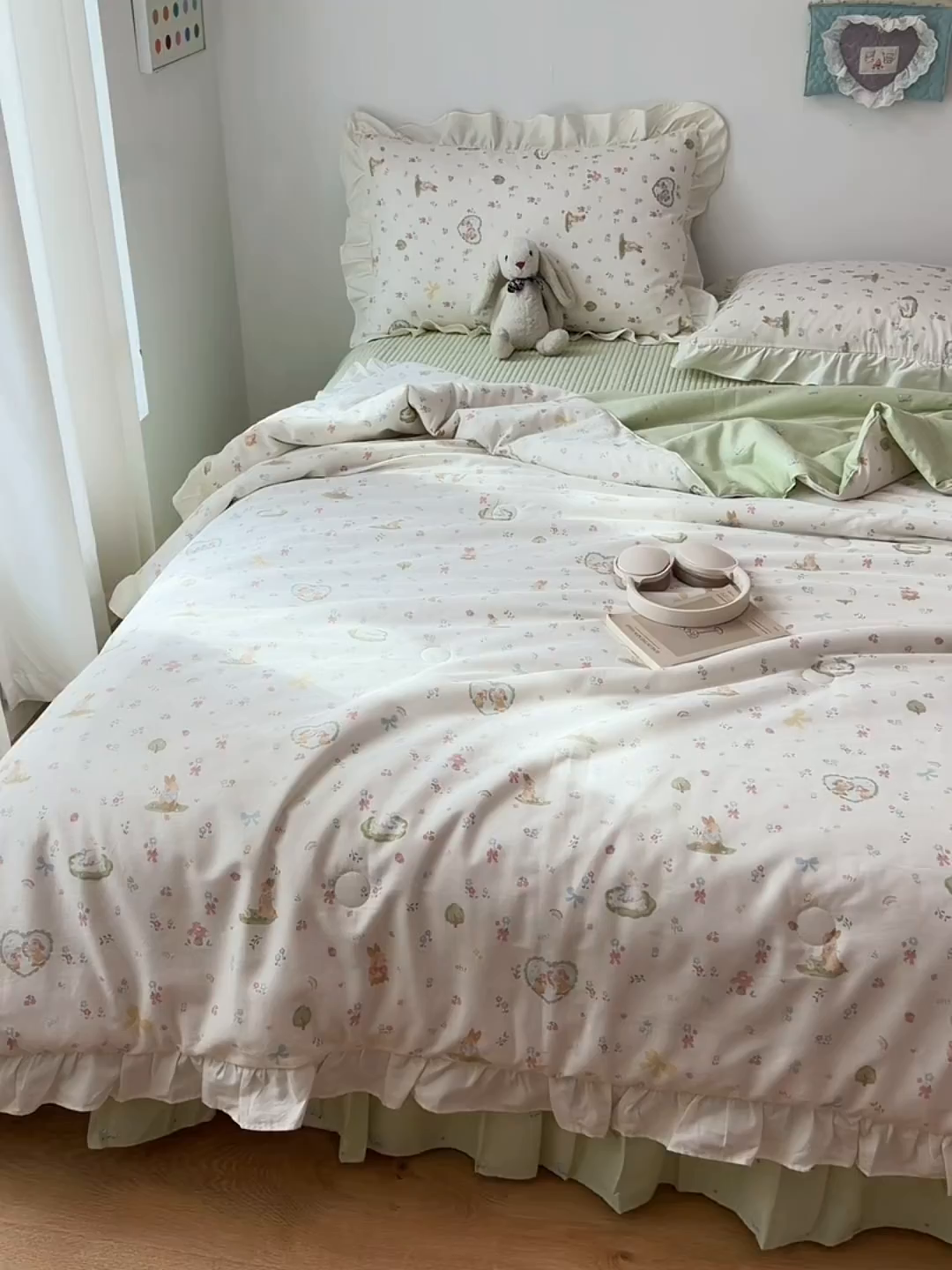 91家纺网 家纺一手货源 找家纺 简宜家居（朝初家纺） 2026新款全棉花边夏被全棉床盖夏被四件套 兔与花笺