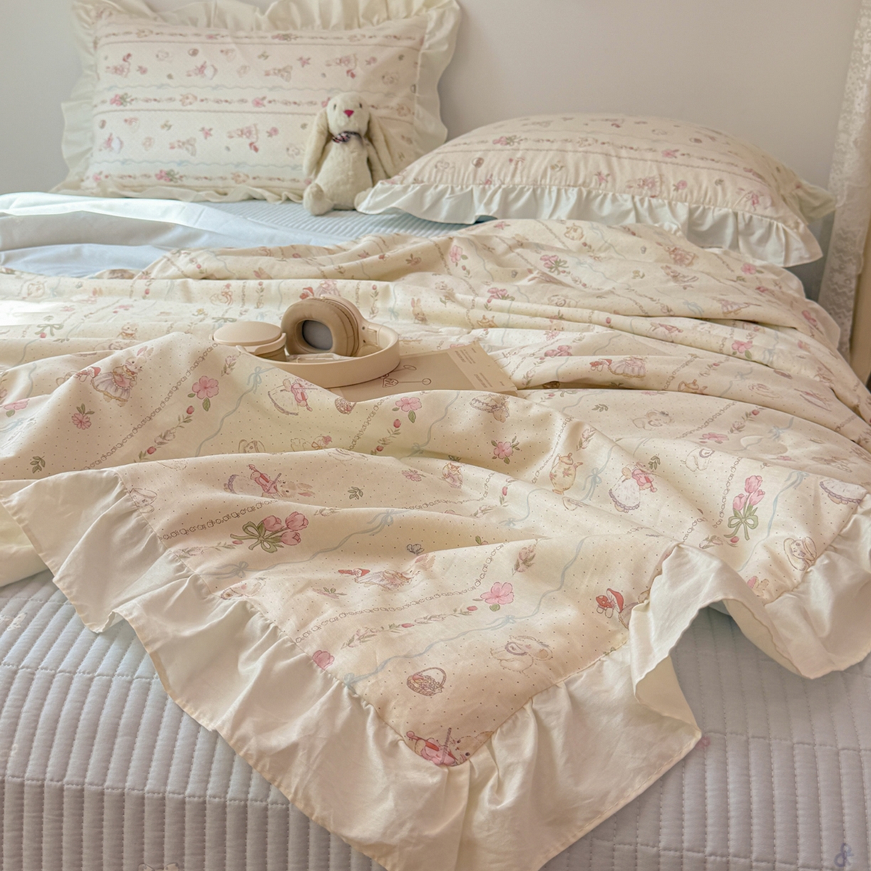 91家纺网 家纺一手货源 找家纺 简宜家居（朝初家纺） 2026新款全棉花边夏被全棉床盖夏被四件套 幸福小兔