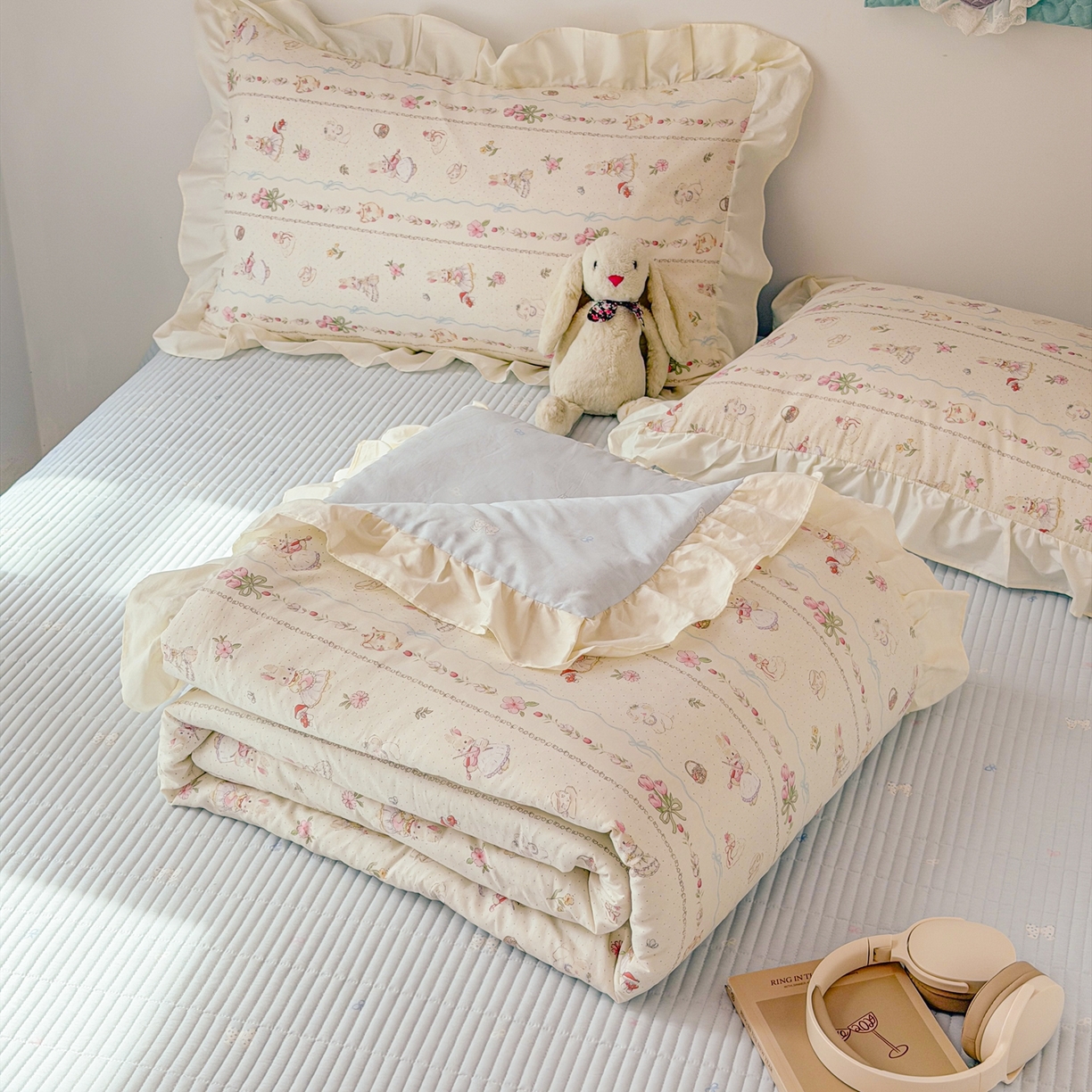 91家纺网 家纺一手货源 找家纺 简宜家居（朝初家纺） 2026新款全棉花边夏被全棉床盖夏被四件套 幸福小兔