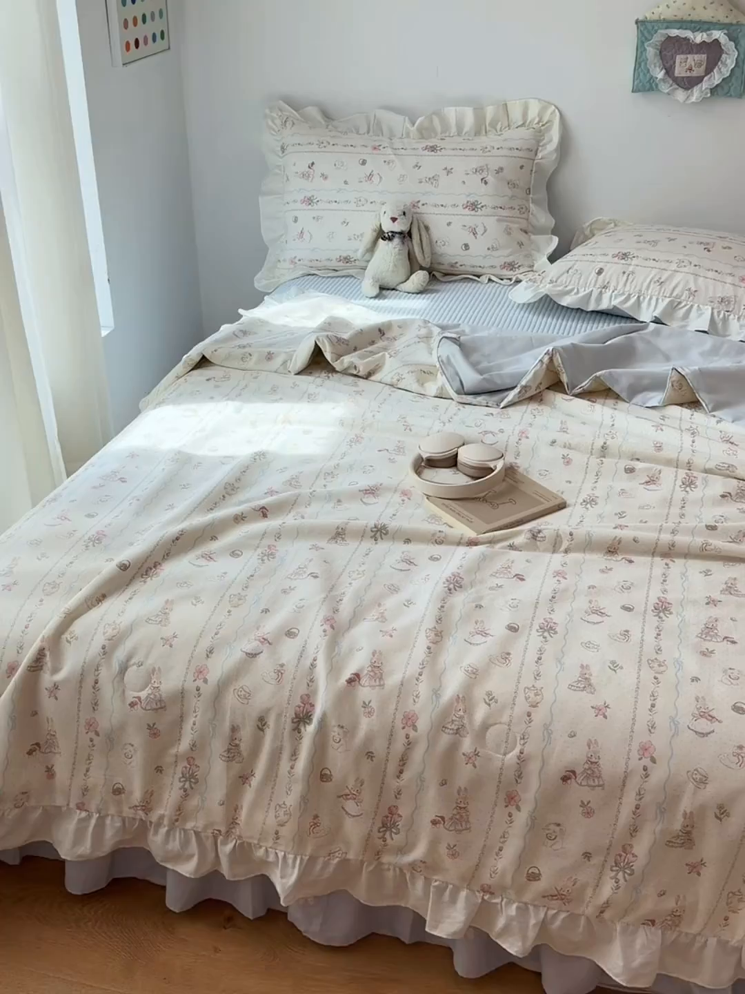 91家纺网 家纺一手货源 找家纺 简宜家居（朝初家纺） 2026新款全棉花边夏被全棉床盖夏被四件套 幸福小兔