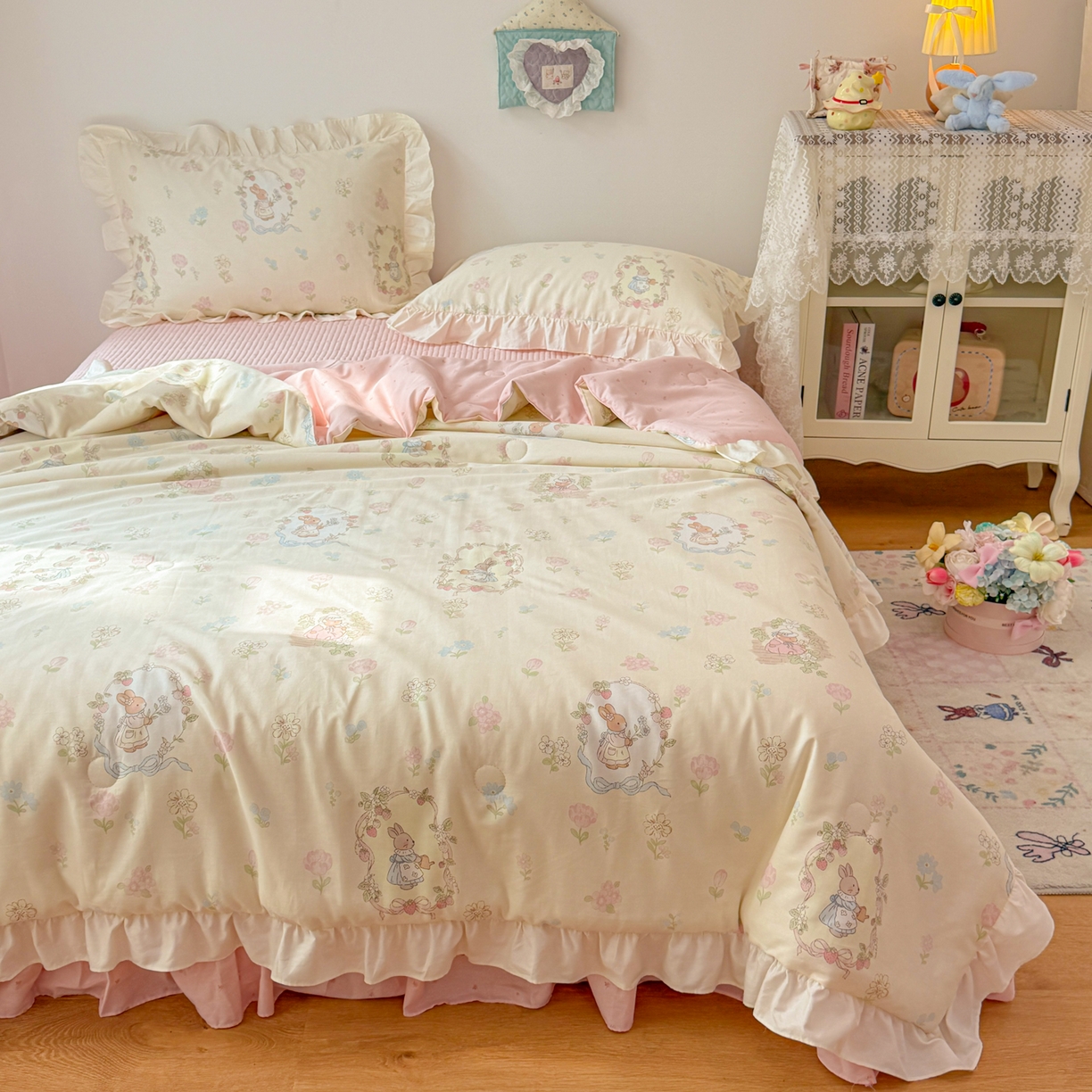 91家纺网 家纺一手货源 找家纺 简宜家居（朝初家纺） 2026新款全棉花边夏被全棉床盖夏被四件套 云间花信