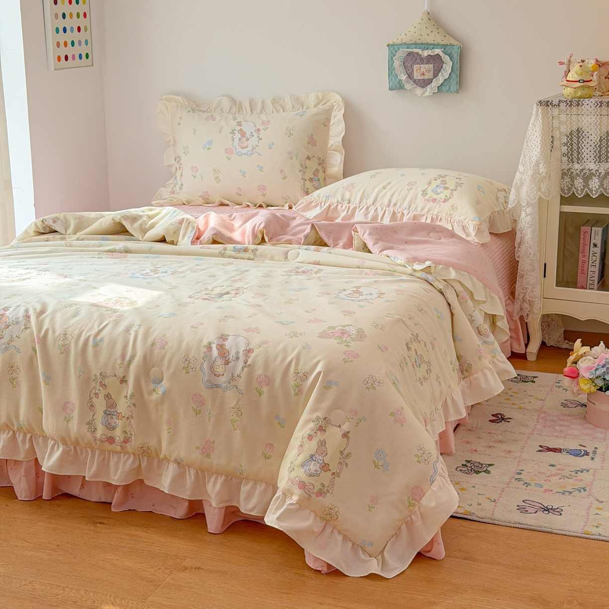 91家纺网 家纺一手货源 找家纺 简宜家居（朝初家纺） 2026新款全棉花边夏被全棉床盖夏被四件套 云间花信