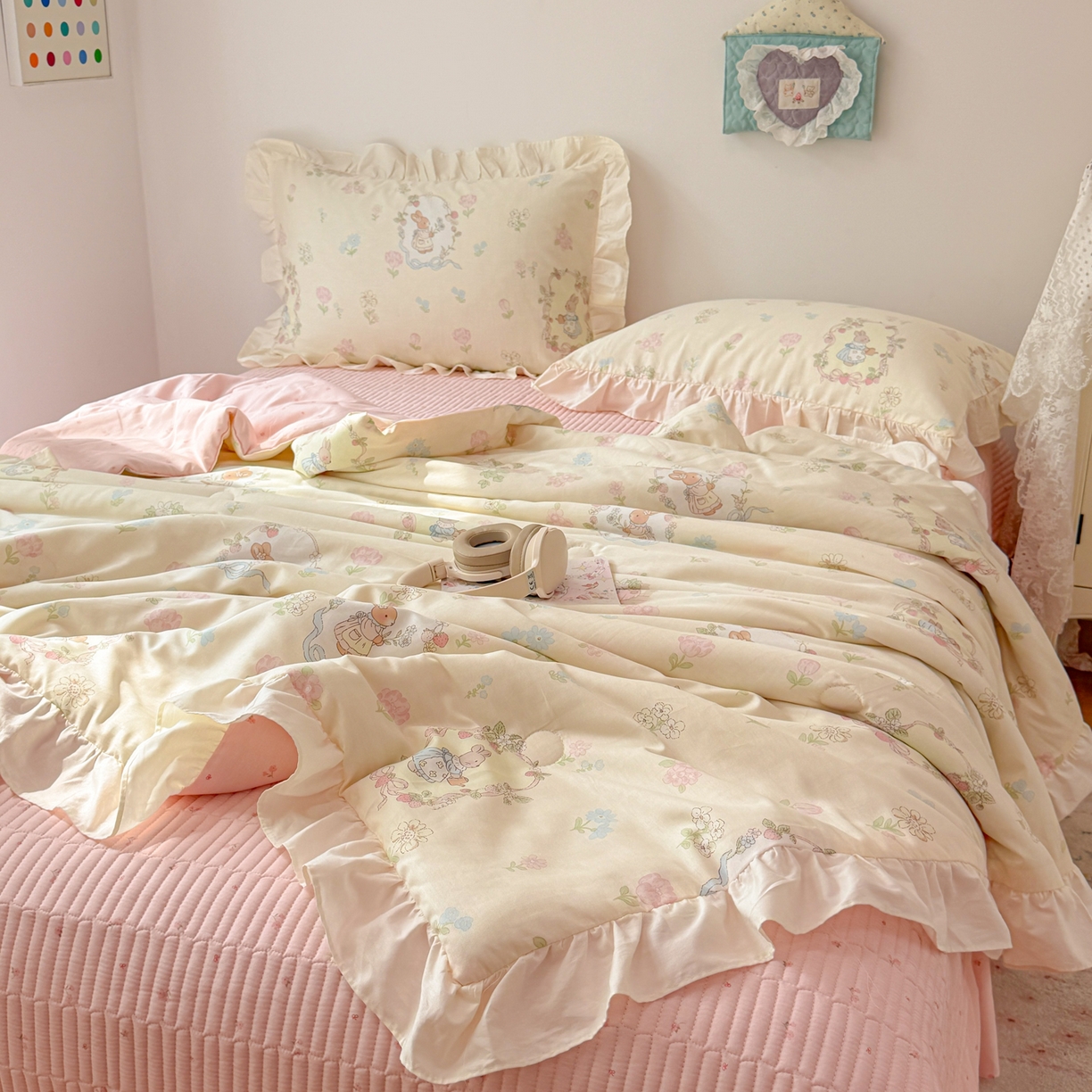 91家纺网 家纺一手货源 找家纺 简宜家居（朝初家纺） 2026新款全棉花边夏被全棉床盖夏被四件套 云间花信